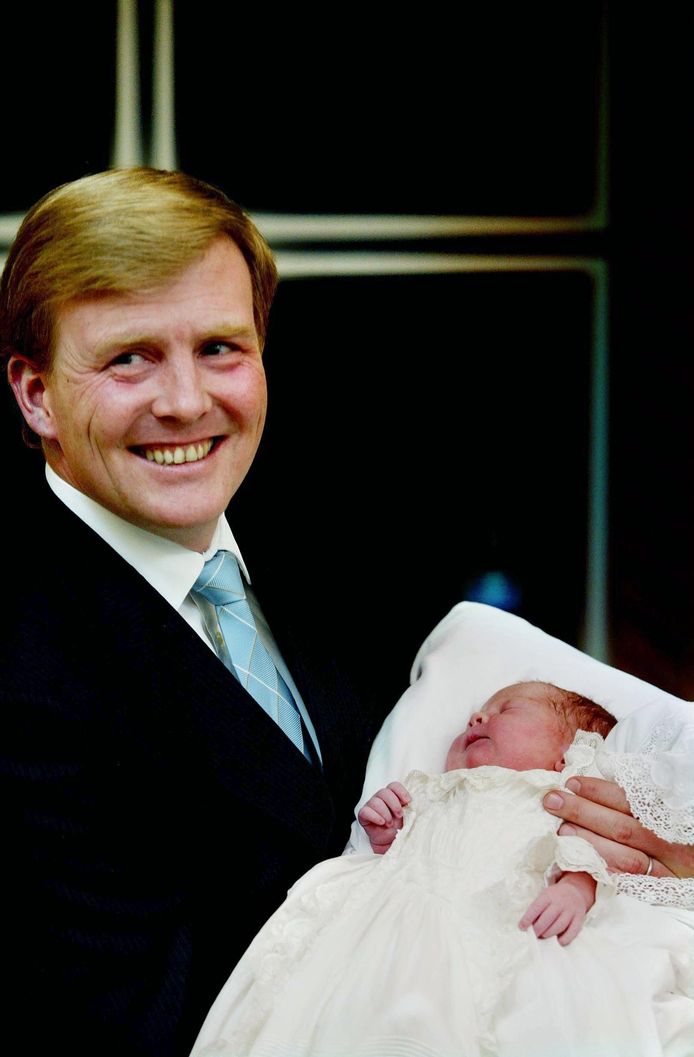 Toen nog kroonprins Willem-Alexander toont zijn pasgeboren dochtertje Amalia aan de pers. Het meisje werd in het Bronovo ziekenhuis geboren.