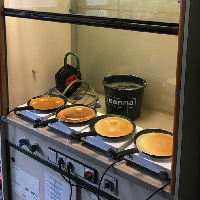 Bij de TU Delft worden op vrijdagmiddag pannenkoeken gebakken.
