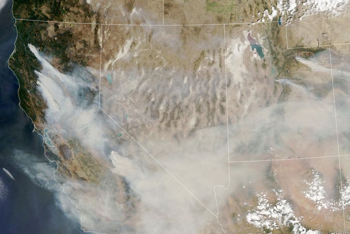Satellietbeelden toonden eerder al dat een deel van de rook naar het oosten van de VS is gewaaid.