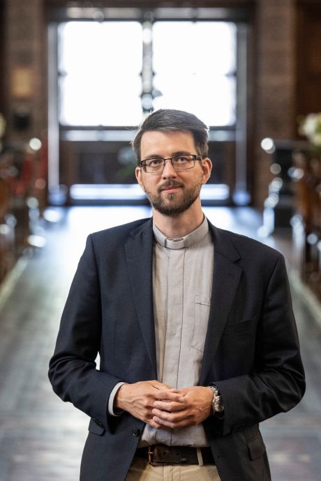 Van bedrijfskundestudent naar priester, Nick (32) deed het: ‘Het is een beetje als smoorverliefd zijn, ik moest wel ‘ja’ zeggen’
