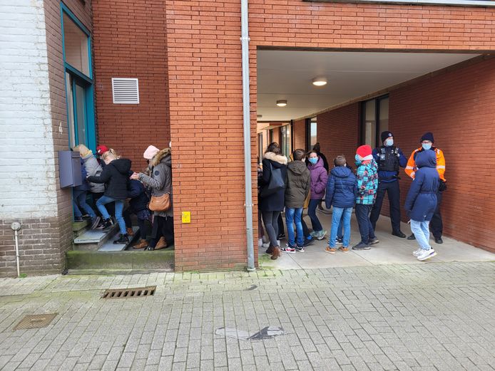 De leerlingen mogen het schoolgebouw van De Negensprong in Bovekerke opnieuw binnen.