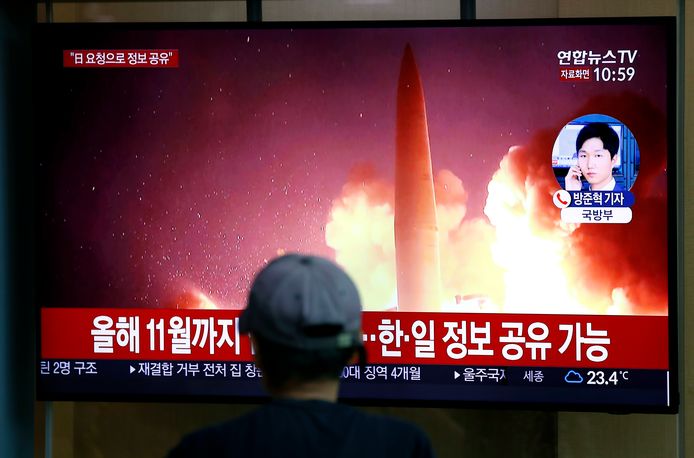 Een man bekijkt een nieuwsuitzending over de recente raketlancering door Noord-Korea in de Zuid-Koreaanse stad Seoel.