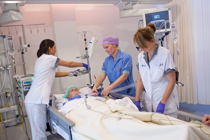 Verpleegkundigen aan het werk op de intensive care-afdeling.