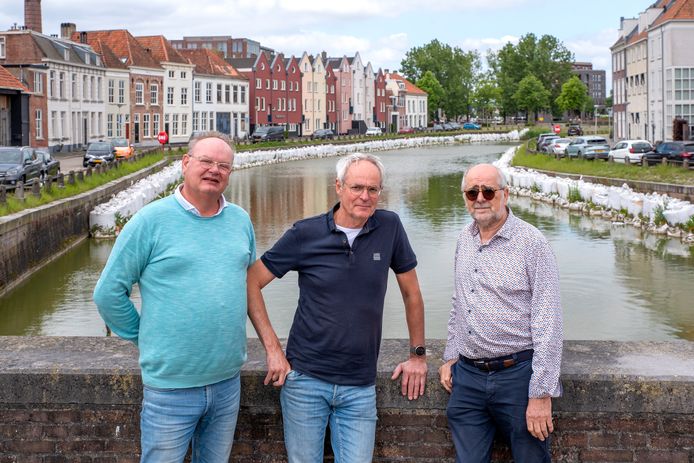 Coen Jansen, Peter Wierikx en Ad de Boeck (vlnr) van het bewonerscollectief Oude Binnenhaven zijn een handtekeningenactie gestart voor het herstel van de historische kademuren.  Sinds 2021 worden de instabiele muren gestut door zandzakken.