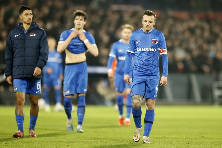 Jordy Clasie (31) verlaat teleurgesteld het veld na een zure nederlaag voor AZ. Beeld ANP