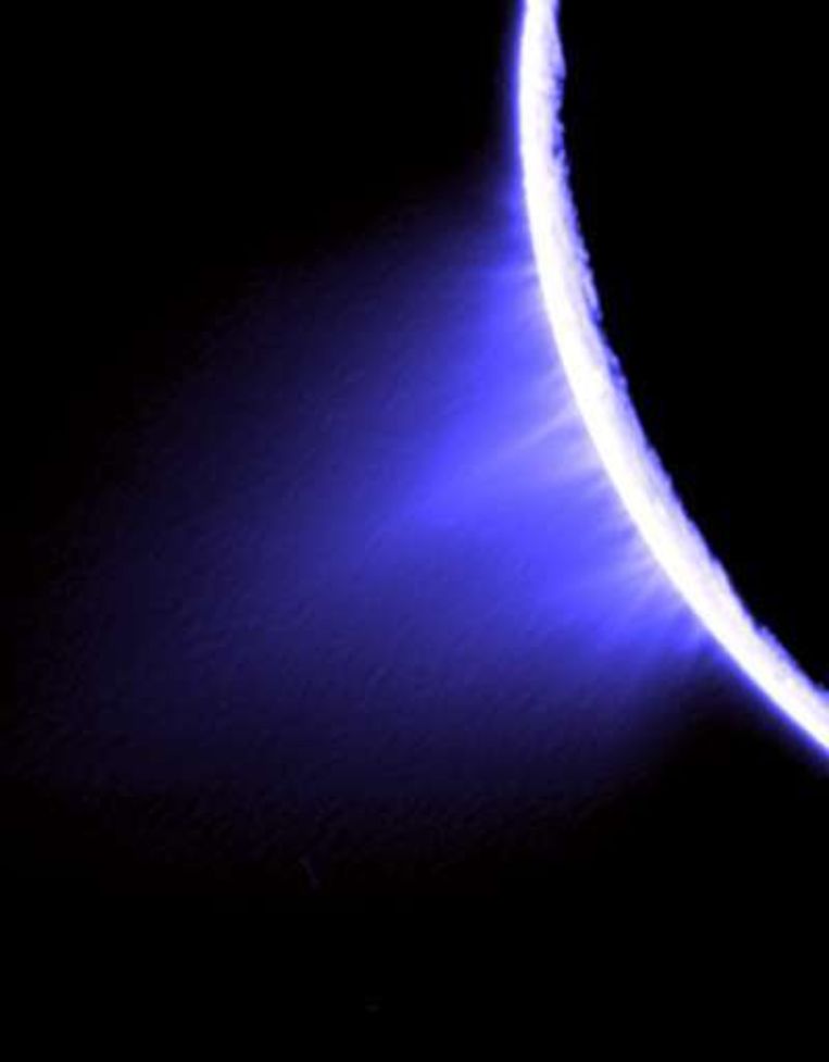Hier zie je duidelijk een geiser op Enceladus. Beeld UNKNOWN