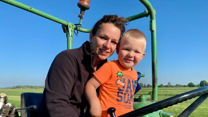 Emmy en haar zoontje Milan helpen de boer bij het aanleggen van een wintervoorraad hooi