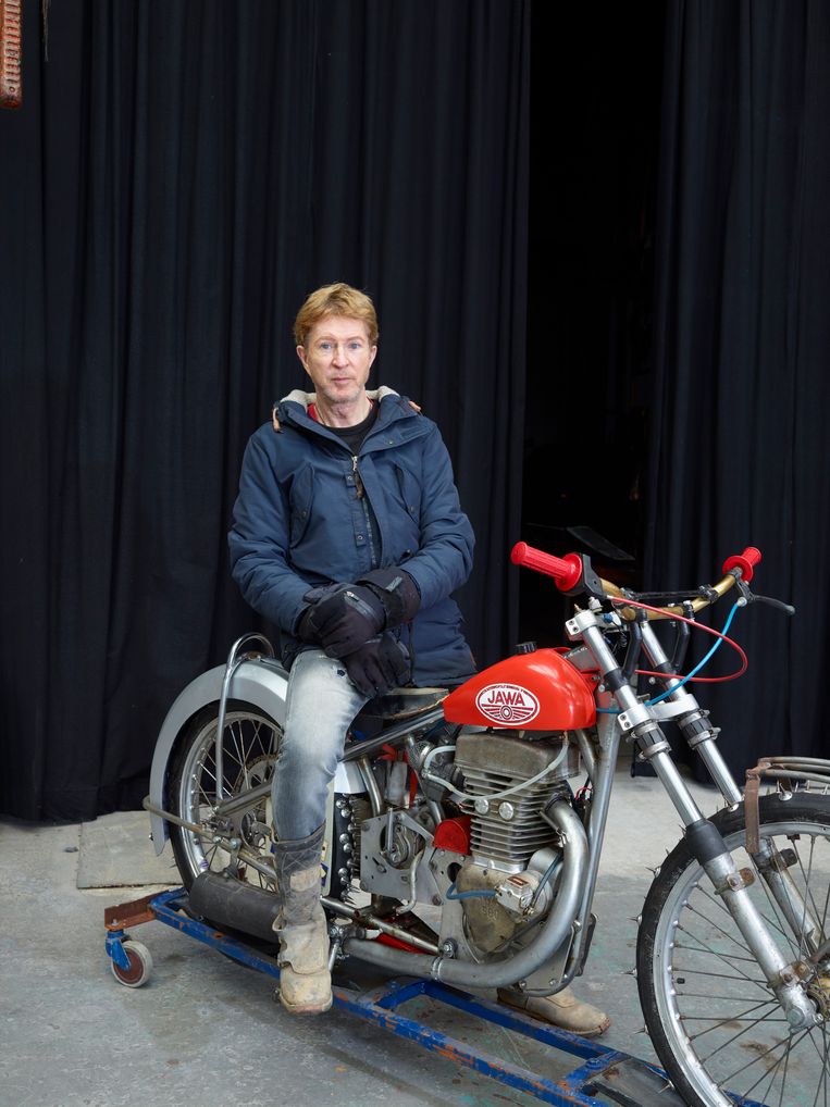 Mellius Klijnstra op een motor die over ijs kan rijden. Beeld Henk Wildschut