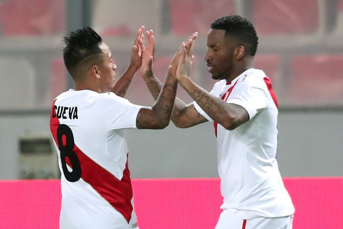 Jefferson Farfán (rechts) viert zijn goal met Christian Cueva.
