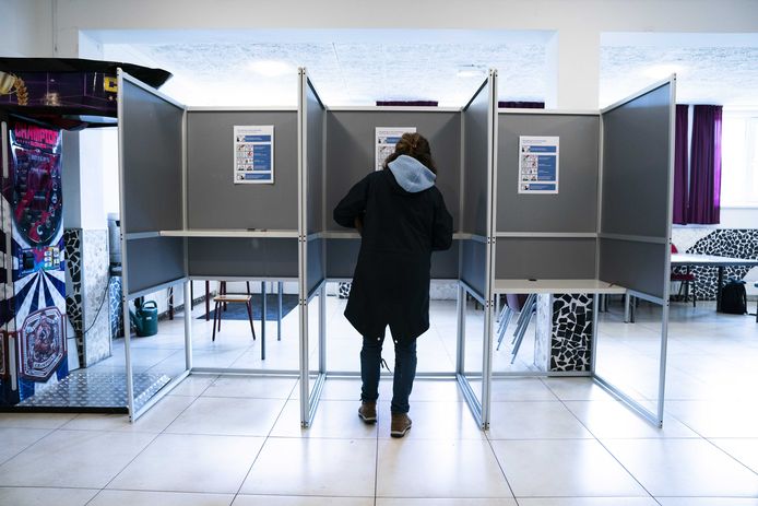 Een Arnhemse kiezer brengt een stem uit voor de Provinciale Staten.