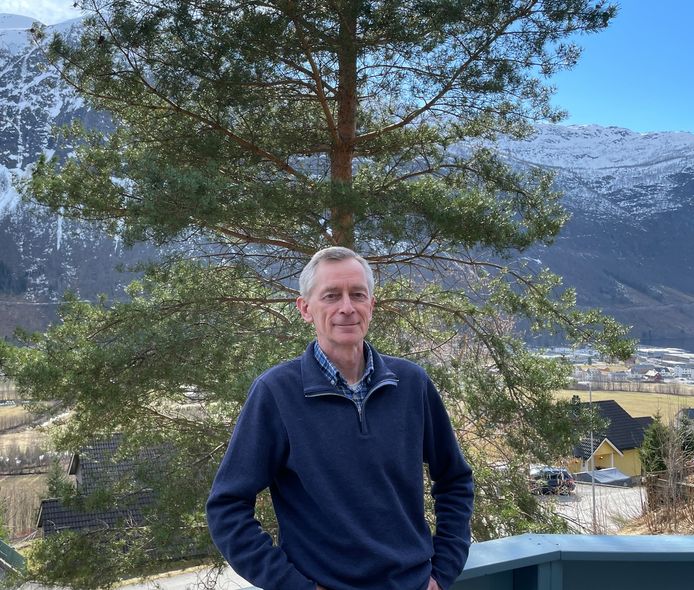 Martin Vos op de veranda van zijn woning.