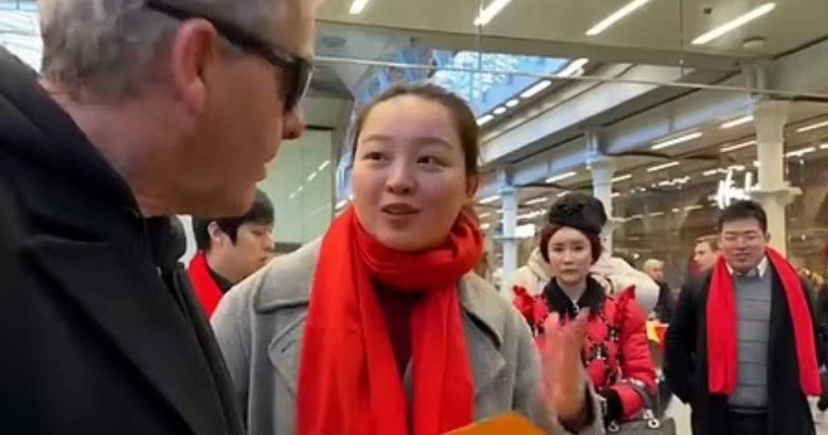 “Non siamo qui nella Cina comunista”: il pianista di strada si mette improvvisamente nei guai con i passanti cinesi che non vogliono essere fotografati |  strano