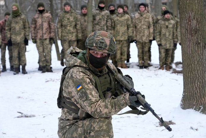 Een instructeur traint Oekraïense militairen. Duizenden burgers hebben zich aangesloten bij het leger de afgelopen weken.