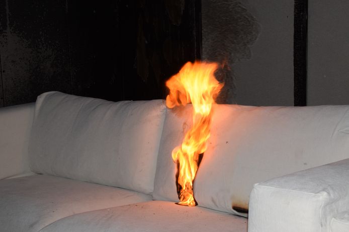 Een afbeelding van een brandende bank gevuld met kunststof schuim. Het vuur verspreidt zich snel. Beeld geleverd door Instituut Fysieke Veiligheid.