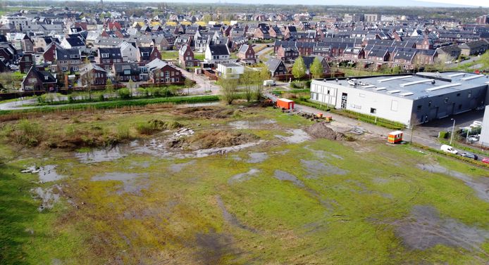 Op dit perceel aan de Buys Ballotstraat aan de rand van nieuwbouwwijk Hoog Dalem bouwt het COA een opvang voor 150 vluchtelingen.