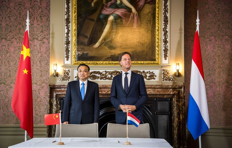 Vorig jaar bezocht de Chinese premier Li Keqiang Nederland om handelsdeals te ondertekenen. Inmiddels keert politiek Den Haag zich tegen Beijing. 
 Beeld ANP