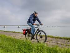 In Zeeland fiets je als Mozes, maar dan over het water, tussen markante plekjes in een oase van rust