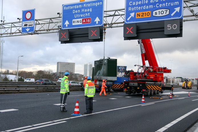 Een kraan haalt de aggregaten weg.