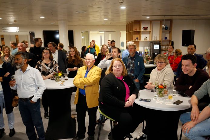 In Gorinchem wachten de mensen met spanning op de eerste tussenstanden.