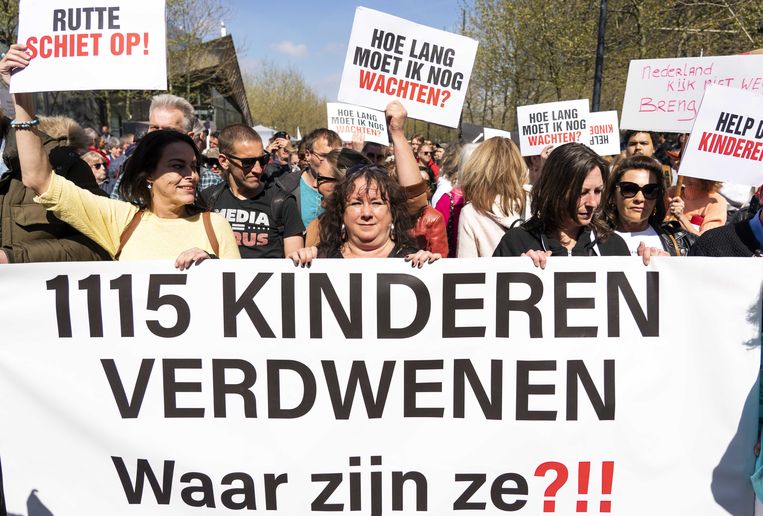 Gedupeerden protesteren tijdens een steunmanifestatie in Rotterdam in april voor toeslagenouders en kinderen.  Beeld ANP
