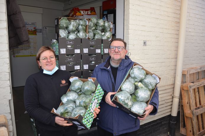 Everhard van Dalen van de Voedselbank mocht een jaar lang gratis fruit en groente ophalen bij Cindy van het Fruitpaleis in de Kopkapelwijk.
