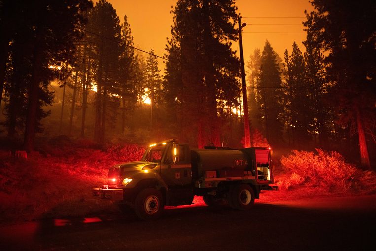 De brandweer Californië probeert de bosbranden in de staat te stoppen. Alle bewoners van de stad South Lake Tahoe zijn geëvacueerd.  Beeld EPA