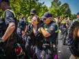 De politie verwijdert  voor de zevende keer blokkerende activisten van Extinction Rebellion van de A12 in Den Haag.
