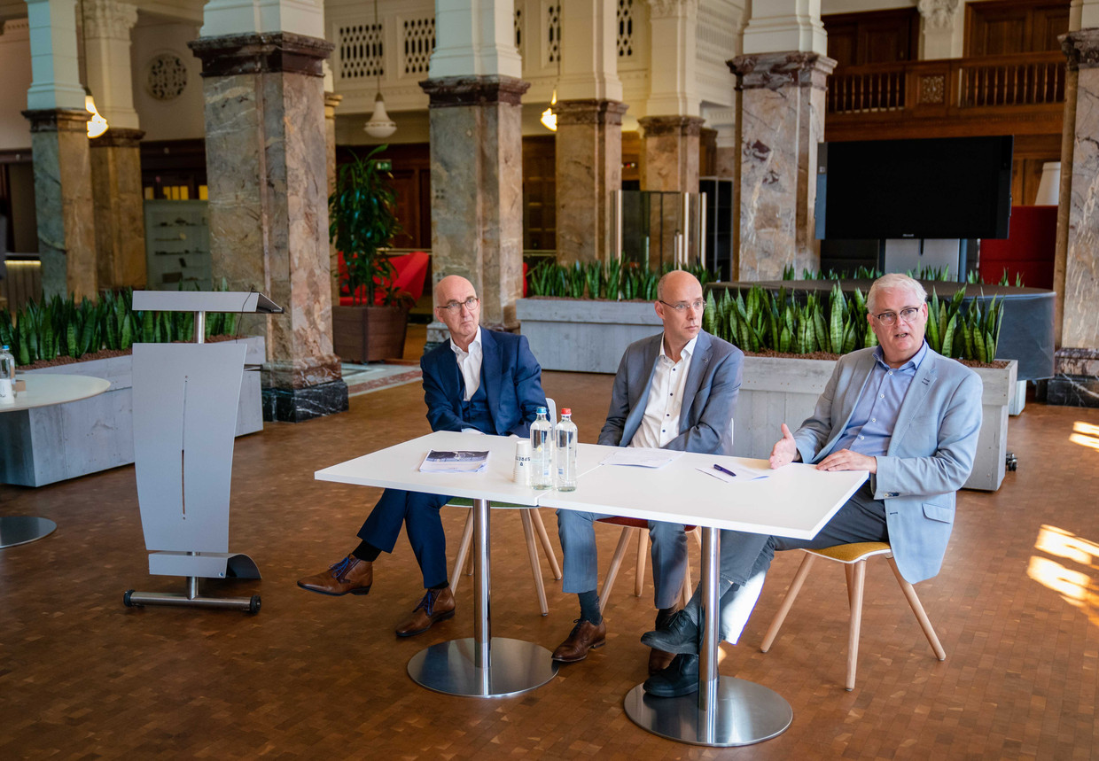 Henk Naves, voorzitter van de Raad voor de rechtspraak, rechter Maarten Verhoeven en rechter Jan van Catsburg van de rechtbank Midden-Nederland, geven een reactie op een onderzoek door rechters zelf naar het eigen handelen in kinderopvangtoeslagzaken. Beeld ANP