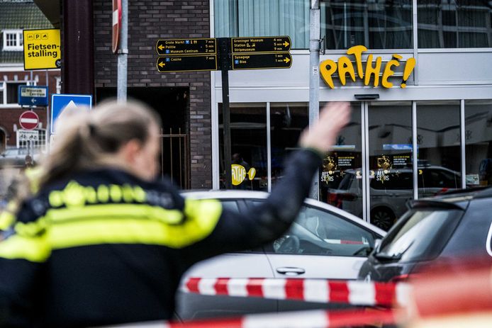 De bioscoop ligt in de binnenstad van Groningen. De omgeving is door de politie afgezet.