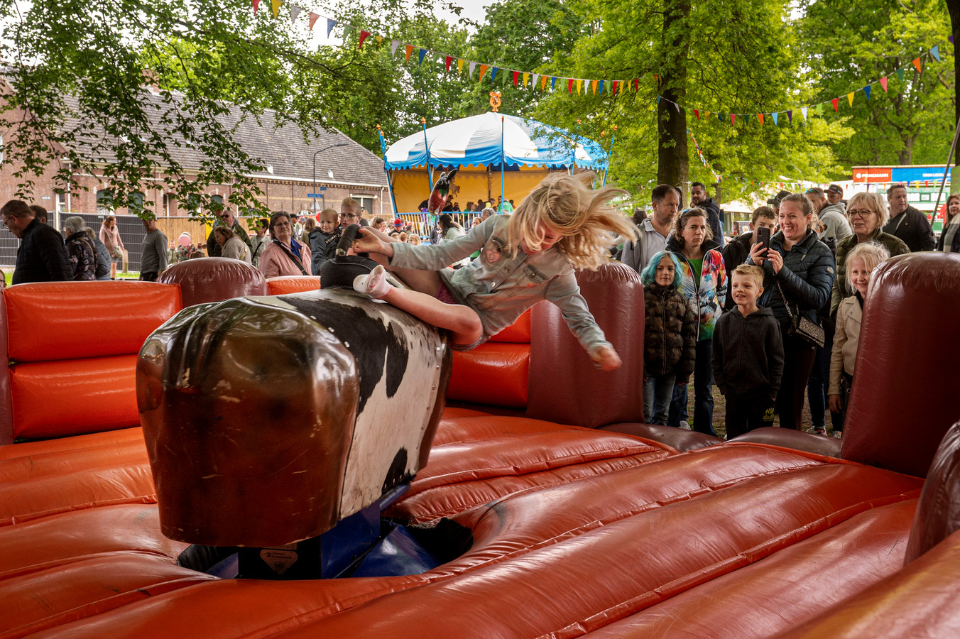 Niet alleen grote mensen vermaken zich op het Jaarmarkt Festival Den