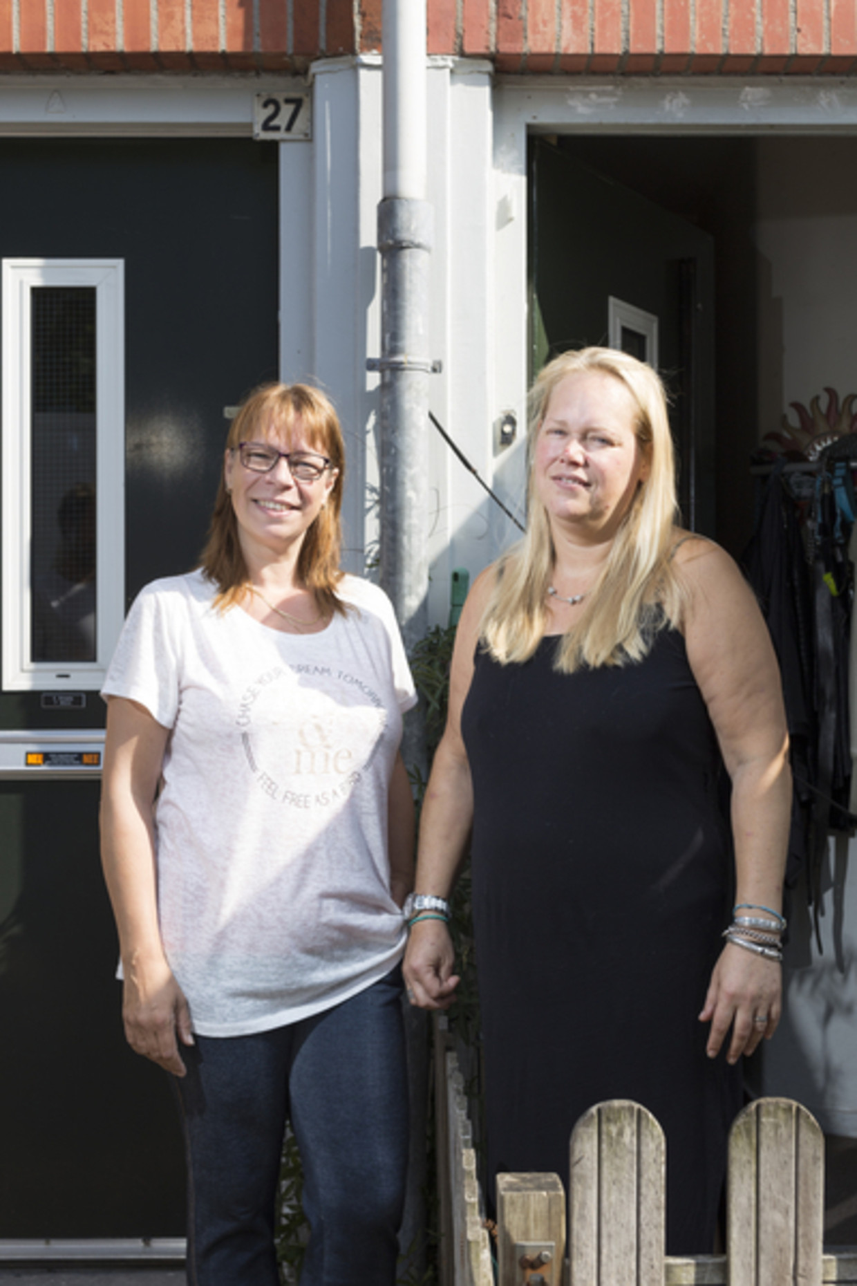Sandra (links) en Mirella (rechts)  zien te veel auto’s in Noord. Beeld Pauline Niks
