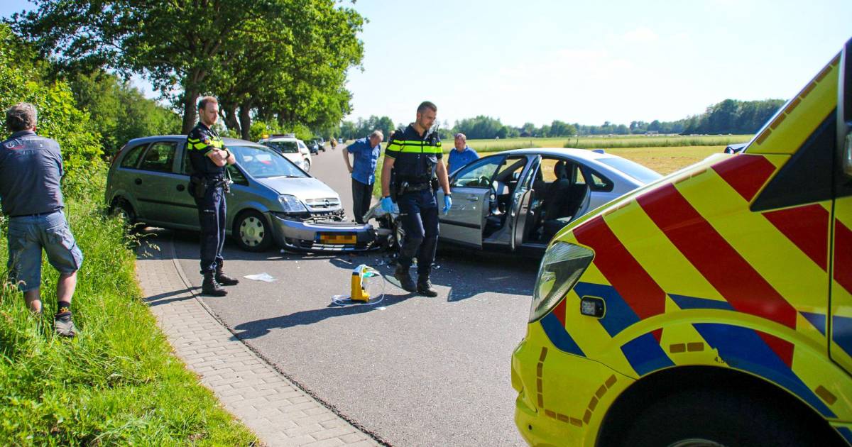 Frontale botsing in Nijkerk, een gewonde naar ziekenhuis.