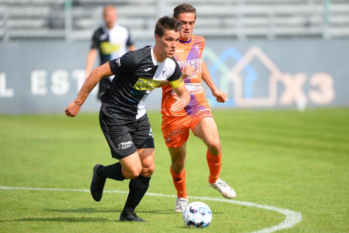 Kapitein Falko Geenens (l) is tevreden dat de huidige spelerskern van Eendracht Aalst wordt samen gehouden.