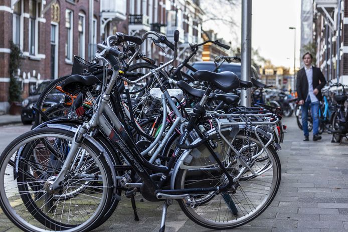Lukraak geparkeerde fietsen in de Zeeheldenbuurt leiden tot gemor onder buurtbewoners.