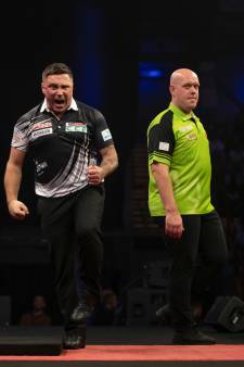 Michael van Gerwen krijgt in finale pak slaag van ontketende Gerwyn Price: ‘Normaal is hij heel bang tegen mij’