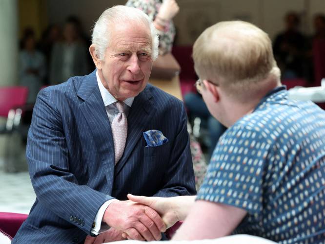 Koning Charles spreekt met kankerpatiënten bij eerste werkbezoek na eigen kankerdiagnose