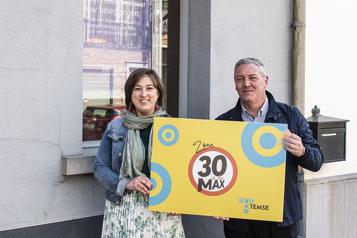 Lieve Truyman overhandigt een eerste bord aan Gert Horio, kantoordirecteur van de Beobank in Temse.