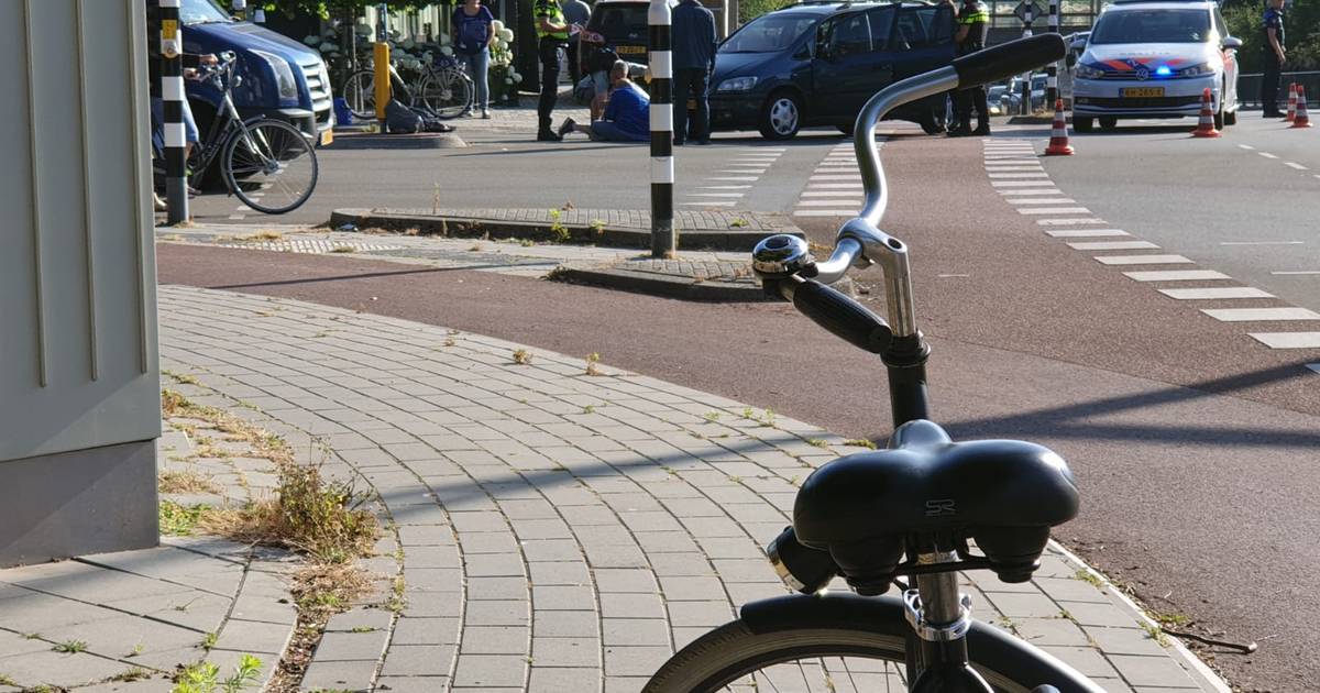 Vrouw gewond in Hengelo na botsing tussen auto en scooter.