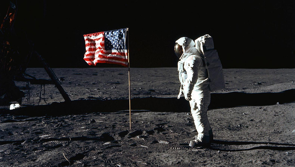 satire Autorisatie bruid Vicepresident Pence: 'Binnen afzienbare tijd lopen Amerikaanse astronauten  op de maan'