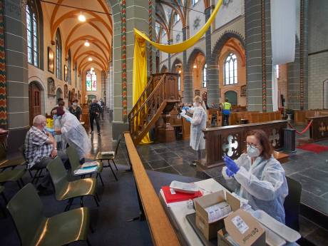 Geffen prikt voor één keer tegen corona in de kerk