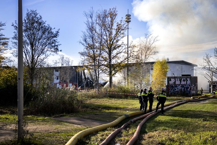 De brand bij appartementencomplex Riekerhaven in Amsterdam Nieuw-West.  Beeld RAMON VAN FLYMEN/ANP