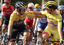 Primoz Roglic en Tadej Pogacar, de winnaar van de Tour van 2020 doordat hij een dijk van een tijdrit reed op La Planche des Belles Filles.
