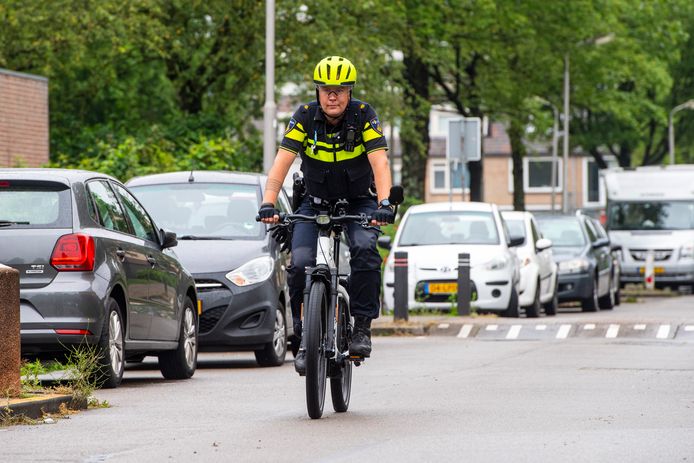 Wijkagent Hilbert Hardenberg is een van de mensen die vaak de speed pedelec pakt.