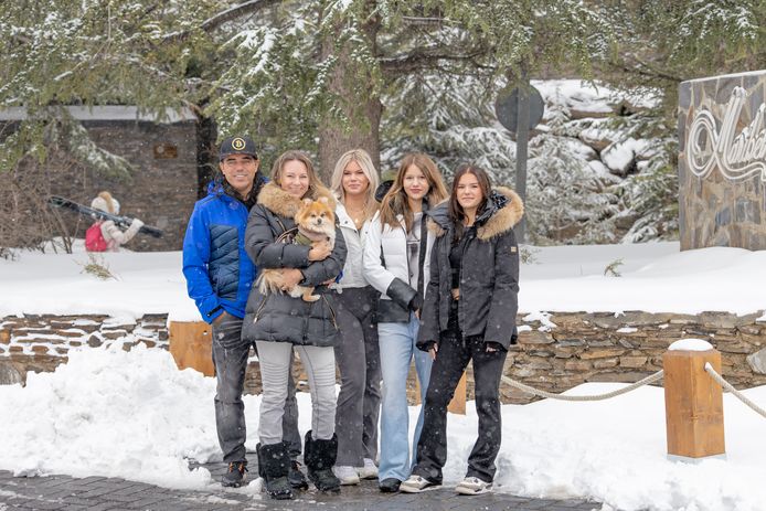 Familie Taihuttu in de sneeuw in Sierra Nevada in Spanje.