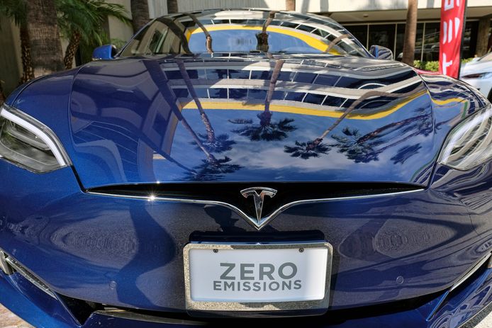 Een Tesla Model S in de showroom, aangeprezen als 'zero emissions'.