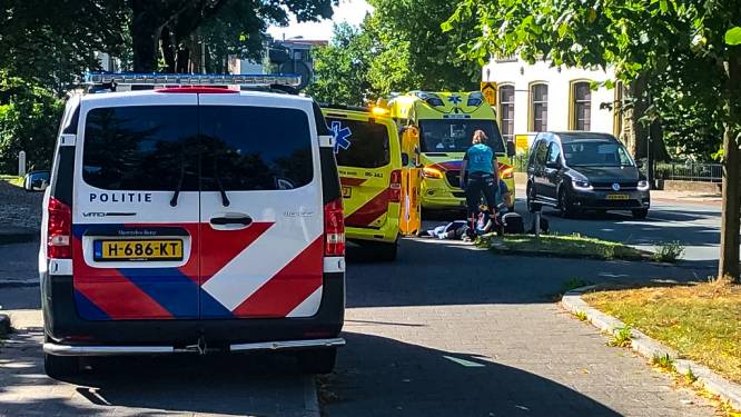 Fietsster gewond na botsing met andere fietser bij oversteekplaats in Apeldoorn