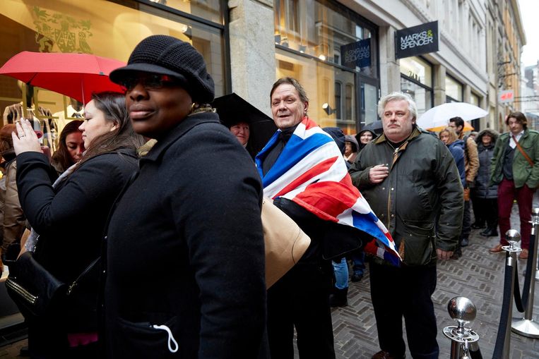 Een bezoeker met een Britse vlag in rij voor de Marks & Spencer tijdens de opening van de eerste flagship store in Den Haag, 2014. Beeld anp
