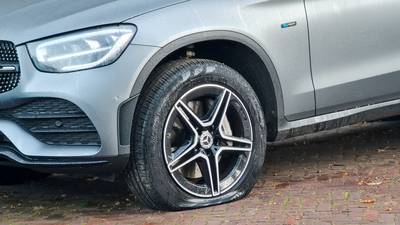 Platte autobanden in Ermelo door doelbewuste actie: ‘Ze hebben overal maling aan’