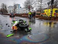 Motorrijder botst achterop auto en raakt gewond in Eindhoven, weg bezaaid met brokstukken