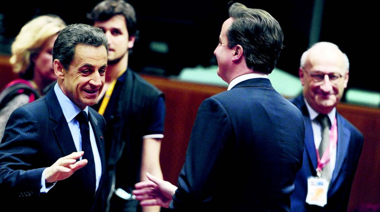 De Franse president Sarkozy begroette gisteren de Britse premier Cameron hartelijk maar voelde zich later vrij om te schamperen over Cameron. FOTO © AP Beeld 